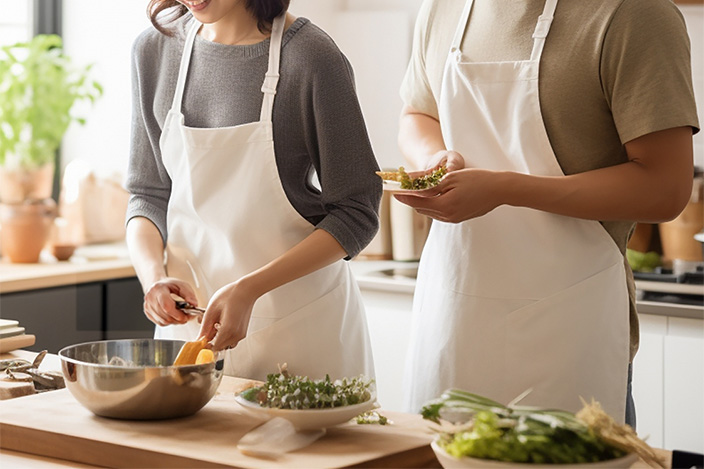 調理方法で工夫して薄目の味付けをしている2人